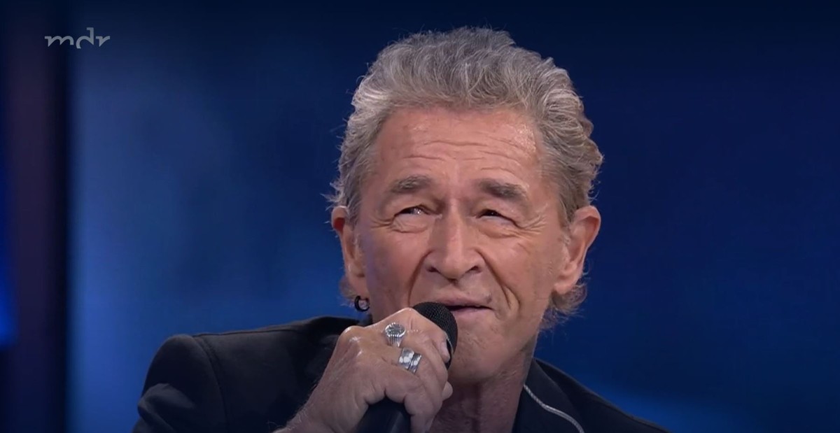 Peter Maffay fängt an zu grinsen, als er den Vergleich zur Musik anstellt.