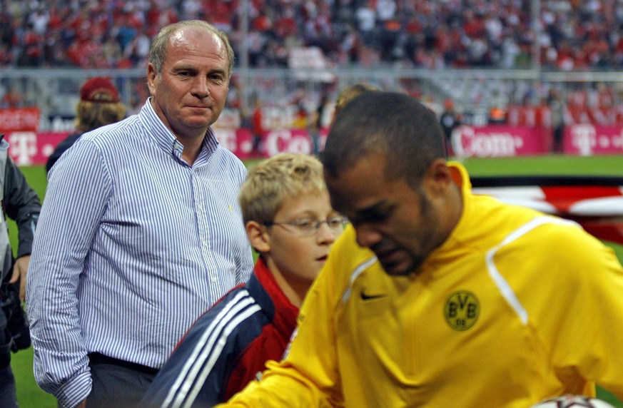 11.08.2006: Das Sommermärchen ist vorbei, FC Bayern und BVB sind keine internationale Spitze mehr. Beim Saisonauftakt trifft der FC Bayern auf den BVB (2:0) – und Uli Hoeneß wirft begehrliche Blicke a ...