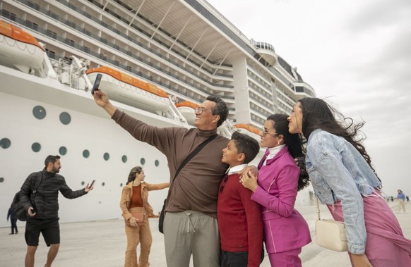 TUNIS, TUNISIA - 20. APRIL: Turistsesongen åpner med Tunisias første MSC Grandiosa cruiseskip ankret opp ved La Goulette-havnen i hovedstaden Tunis, Tunisia 20. april 2023. En gruppe tunisere...