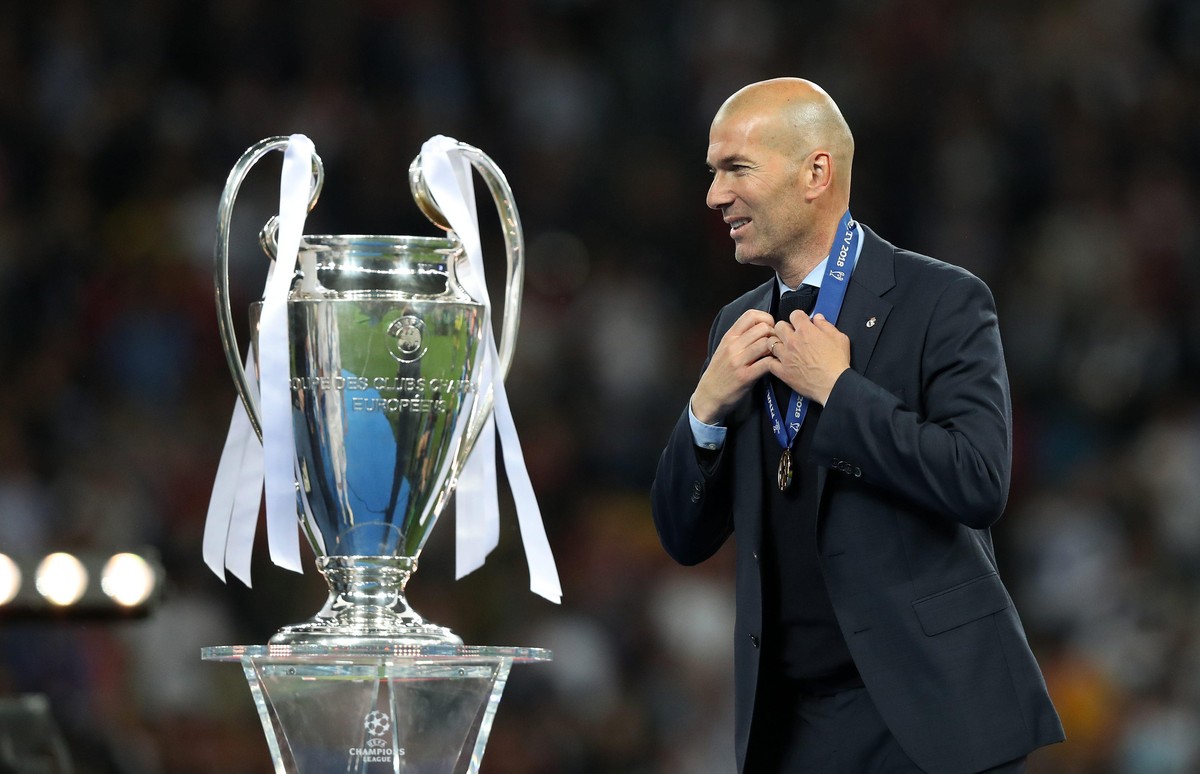 firo Fußball, Fussball, 26.05.2018 Uefa Champions League, CL, CHL Saison 2017/2018 Finale Final Endspiel RMA Real Madrid - LIV Liverpool FC Pokal, Jubel, gestik, geste, Trophäe, Real Coach Trainer Zin ...