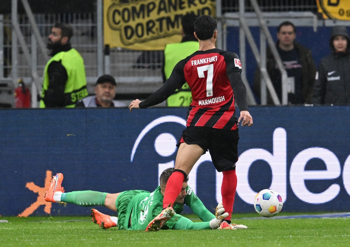 29.10.2023, Hessen, Frankfurt/Main: Fu�ball: Bundesliga, Eintracht Frankfurt - Borussia Dortmund, 9. Spieltag, im Deutsche Bank Park. Frankfurts Omar Marmoush (r) wird von Dortmunds Torwart Alexander  ...