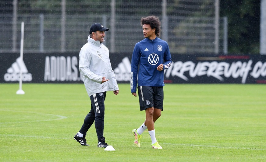 FUSSBALL INTERNATIONAL QUALIFIKATION WM 2022 Training in Stuttgart 30.08.2021 Bundestrainer Hansi Flick li, Deutschland mitLeroy Sane re, Deutschland *** FOOTBALL INTERNATIONAL QUALIFICATION World Cup ...