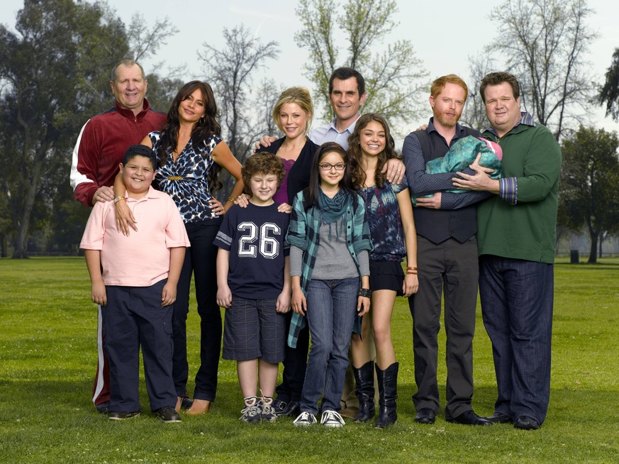 Modern Family Season 1 (2009-2012) ED O NEILL, RICO RODRIGUEZ, SOFIA VERGARA, NOLAN GOULD, JULIE BOWEN, ARIEL WINTER, TY BURRELL, SARAH HYLAND, JESSE TYLER FERGUSON, ERIC STONESTREET Los Angeles CA US ...