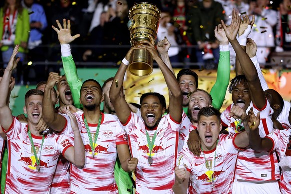 Nkunku (mit Pokal) verhalf RB Leipzig zum allerersten Titel der Vereinsgeschichte. 