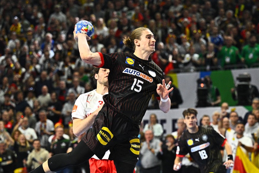 26.01.2024, Nordrhein-Westfalen, Köln: Handball: EM, Dänemark - Deutschland, Finalrunde, Finalrunde, Halbfinale, Lanxess Arena. Deutschlands Juri Knorr beim Wurf. Foto: Tom Weller/dpa +++ dpa-Bildfunk ...