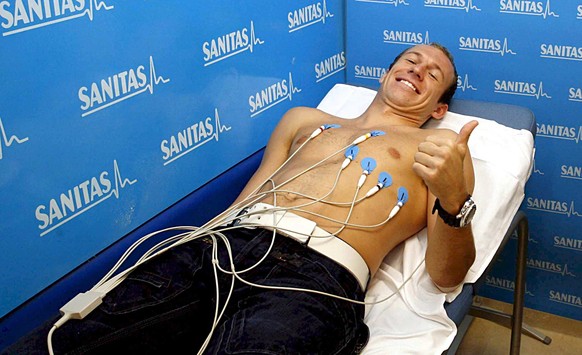 Real Madrid's new signing, Dutchman Arjen Robben from English premiership side Chelsea, gives the thumbs up during a medical in Madrid 23 August 2007 prior to him being presented as a new player later ...