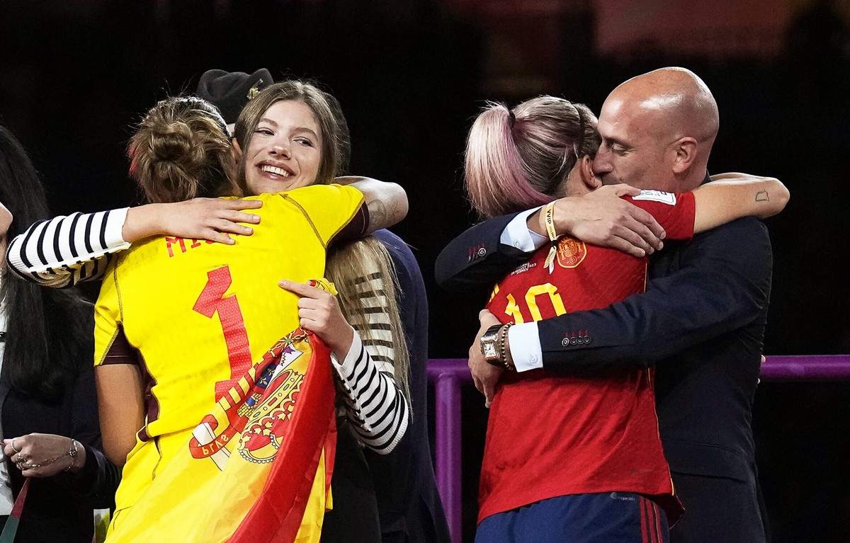 20.08.2023, Australien, Sydney: RECRO - Fußball, Frauen: WM, Spanien - England, Finalrunde, Finale: Luis Rubiales (r-l), Präsident des spanischen Fußballverbands, Kronprinzessin Sofia von Spanien, Kön ...