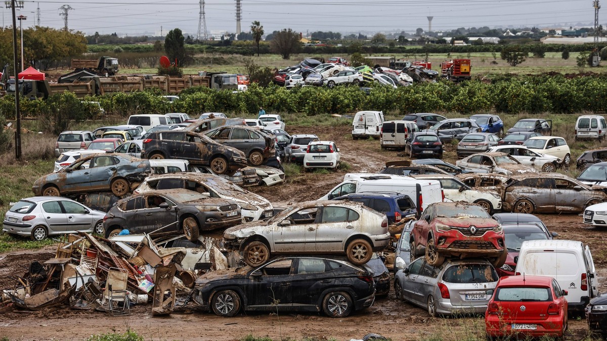 15 days after the passage of the DANA by Valencia Cars affected by the DANA piled up on a plot, on November 13, 2024, in Paiporta, Valencia, Valencian Community Spain On October 29 a DANA devastated t ...