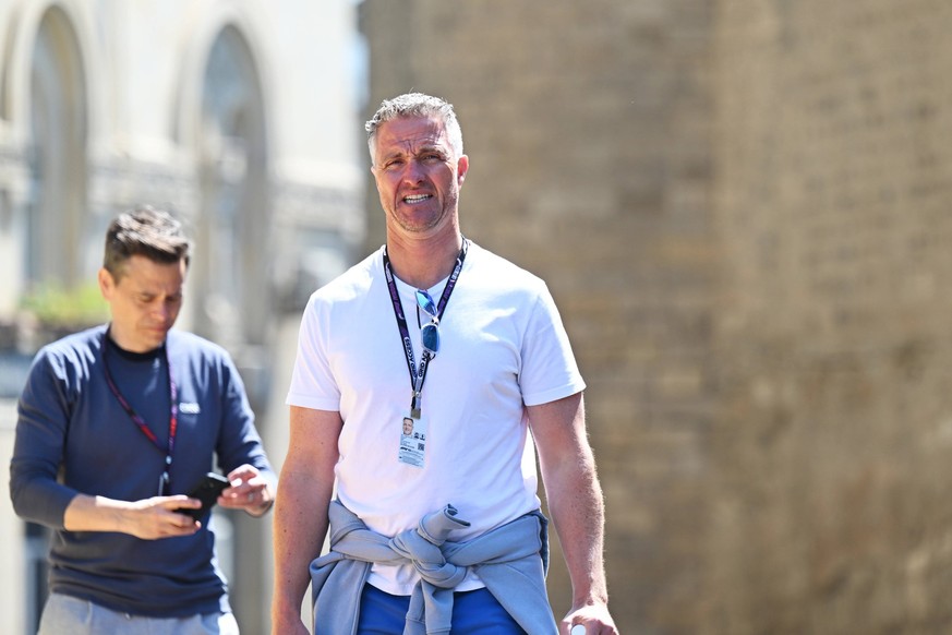 Sport Bilder des Tages Formula 1 2023: Azerbaijan GP BAKU CITY CIRCUIT, AZERBAIJAN - APRIL 27: Ralf Schumacher, walks the track during the Azerbaijan GP at Baku City Circuit on Thursday April 27, 2023 ...