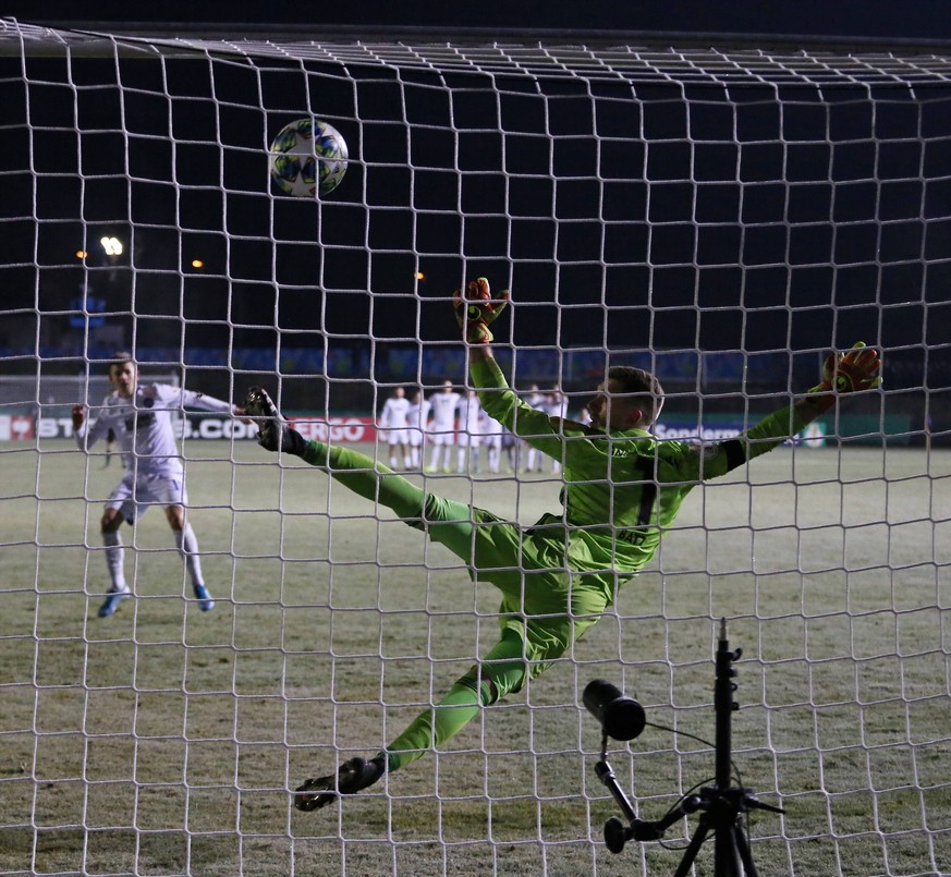 Hier hatte Batz das Nachsehen, aber man kann halt nicht jeden Ball halten: Auch den Karlsruher SC zwangen die Saarbrücker schon ins Elferschießen – mit CL-Ball.