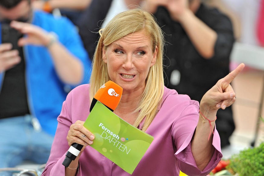 ZDF - Fernsehgarten. Moderatorin Andrea Kiwi Kiewel während der ZDF - Unterhaltungsshow Fernsehgarten am 14.05.2023 in Mainz. 20230514MWI71473 *** ZDF Fernsehgarten host Andrea Kiwi Kiewel during the  ...