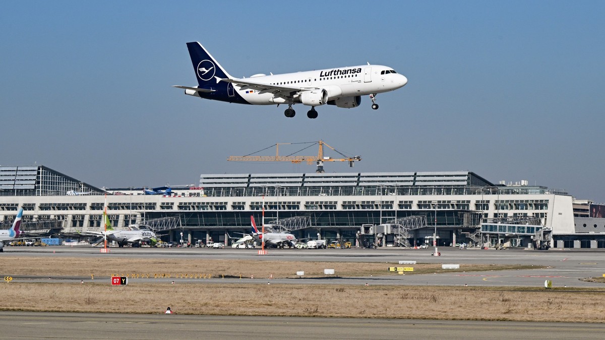 ARCHIV - 04.03.2022, Baden-W�rttemberg, Stuttgart: Auf dem baden-w�rttembergischen Landesflughafen, dem Flughafen Stuttgart, landet eine Maschine von Lufthansa. (zu dpa: �Zahl der Flugl�rmbeschwerden  ...