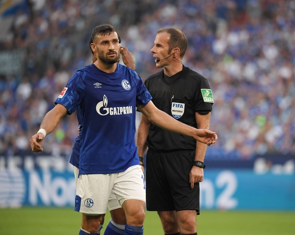 24.08.2019, Fussball GER, Saison 2019 2020, 1. Bundesliga, 2. Spieltag, FC Schalke 04 - FC Bayern Muenchen 0:3, Schiedsrichter Marco Fritz, re., mit Weston McKennie (Schalke 04), verd., und Daniel Cal ...