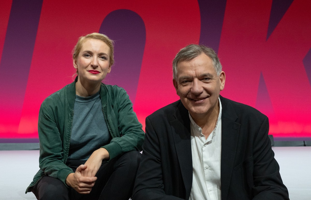 20.10.2024, Sachsen-Anhalt, Halle (Saale): Ines Schwerdtner (l) und Jan van Aken, neue Parteivorsitzende der Linken, sitzen an der Bühne des Bundesparteitages der Partei Die Linke. Nach drei Tagen end ...