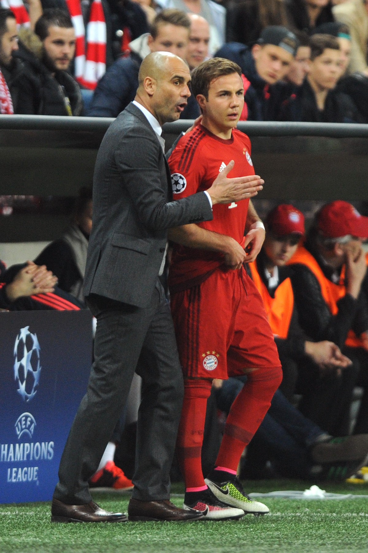Pep (Josep) GUARDIOLA (Trainer FCB) mit Mario GOETZE,GÖTZE (Bayern Muenchen) vor Einwechslung. FC Bayern Muenchen-Benfica Lissabon 1-0. Fussball Champions League Viertelfinale am 05.04.2016. A L L I A ...