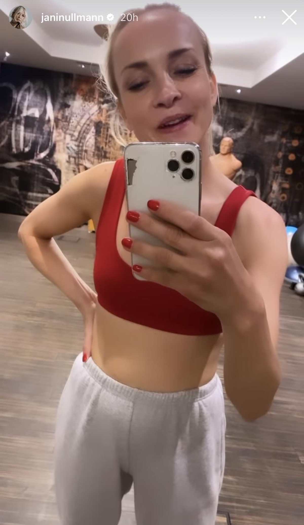 Janin Ullmann meldet sich bei ihren Fans auch direkt vom Tanztraining.