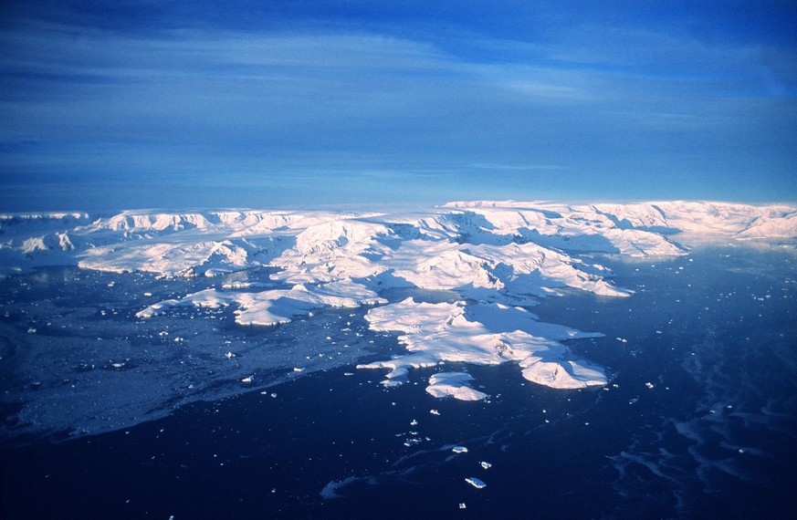 Aerial view of Hughes Bay and west side of Antarctic Peninsula - Gerlache Strait in foreground and the peninsula in background. Antarctica. PUBLICATIONxINxGERxSUIxAUTxONLY Copyright: D.xParerx&amp;xE. ...