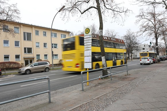 11.12.2022, Berlin: Blick auf eine Bushaltestelle an der Leonorenstra�e im Stadtteil Lankwitz. Nach einem schweren Unfall mit einem Doppeldecker-Bus der BVG ist gestern Abend an dieser Stelle eine 15  ...