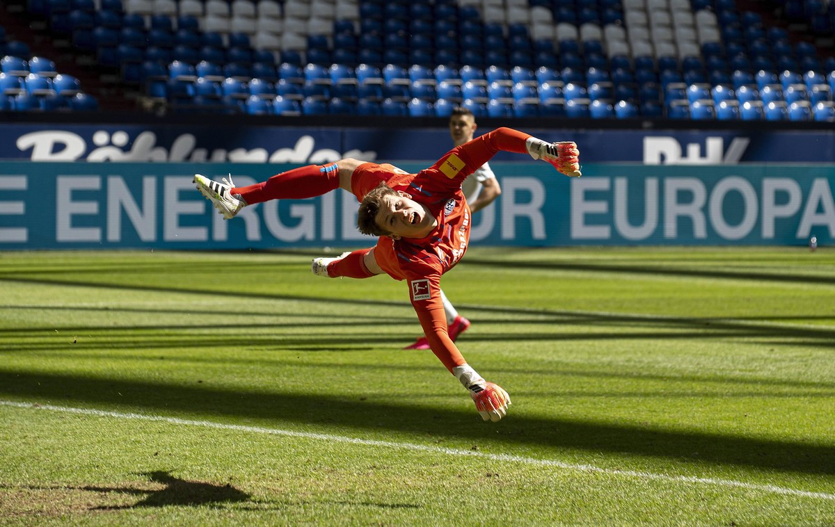 Fussball 1. Bundesliga/ FC Schalke 04 - Werder Bremen Torwart Alexander NUEBEL N�BEL GE Aktion, Tor zum 0:1, Fussball 1. Bundesliga, 29.Spieltag, FC Schalke 04 GE - SV Werder Bremen HB, am 30.05.2020 ...