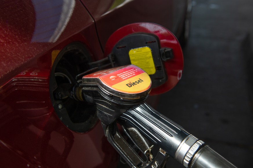 Eine Diesel-Zapfpistole steckt in einem Fahrzeugtank. | Verwendung weltweit