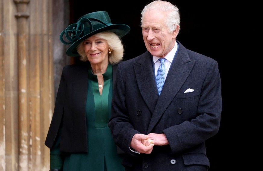 WINDSOR, ENGLAND – 31. MÄRZ: König Charles III. und Königin Camilla verlassen das Land, nachdem sie am 31. März 2024 den Ostermatinengottesdienst in der St. George's Chapel, Windsor Castle, in Windsor, England, besucht haben.  (Pho...