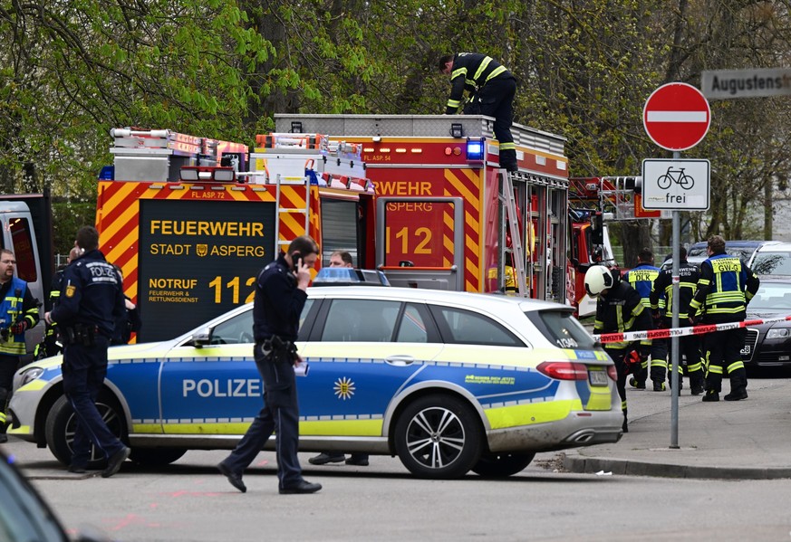 08.04.2023, Baden-W�rttemberg, Asperg: Mitarbeiter der Polizei und der Feuerwehr sichern einen Tatort an dem mehrere Sch�sse gefallen sind. Dabei wurde eine Person t�dlich verletzt. Foto: Bernd Wei�br ...