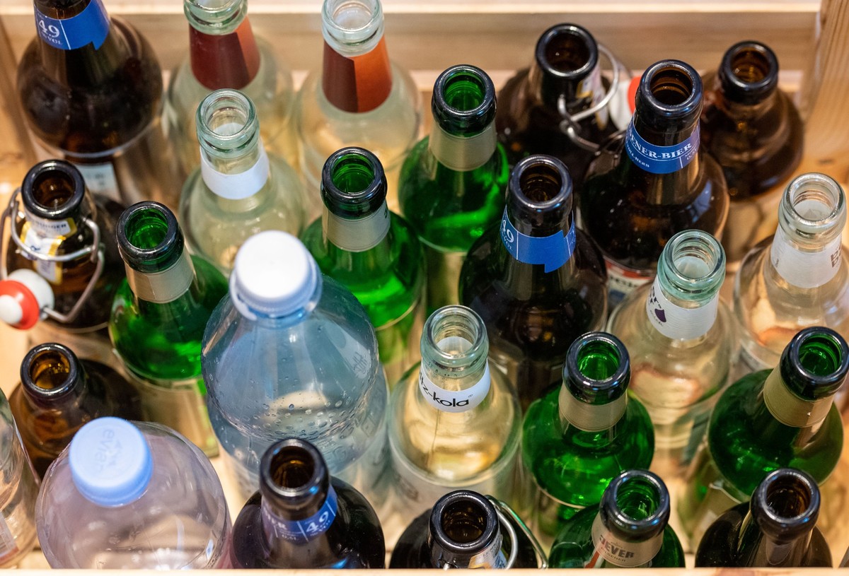 ARCHIV - 28.07.2021, Baden-W�rttemberg, Karlsruhe: Verschiedene Pfandflaschen stehen in einer Kiste. Pfand f�r Flaschen und Gl�ser muss in der Werbung getrennt vom Preis des Produktes angegeben werden ...
