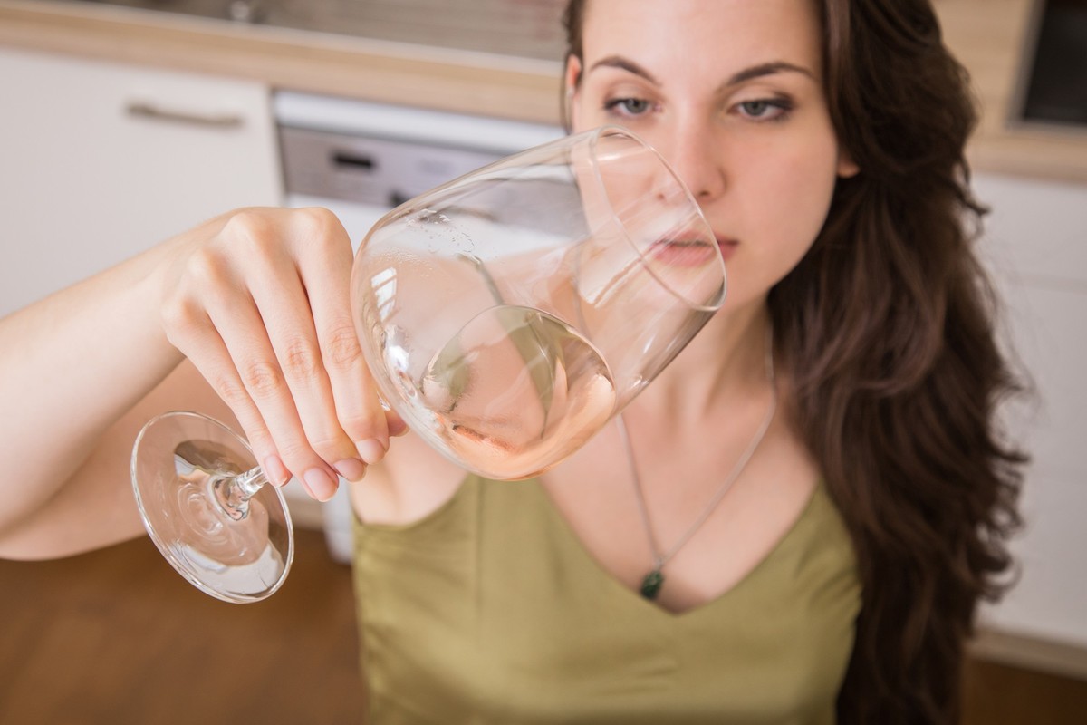 ILLUSTRATION - Der Wein schmeckt komisch? Dann sollte man den Riechtest machen. Erinnert der Geruch eher an einen nassen Putzlappen, dann korkt er. Foto: Christin Klose/dpa-tmn - Honorarfrei nur für B ...