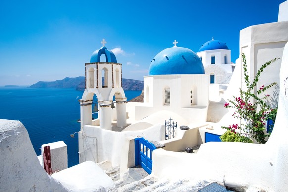 Die weißen Häuser Griechenlands haben auch einen praktischen Effekt: Sie kühlen.