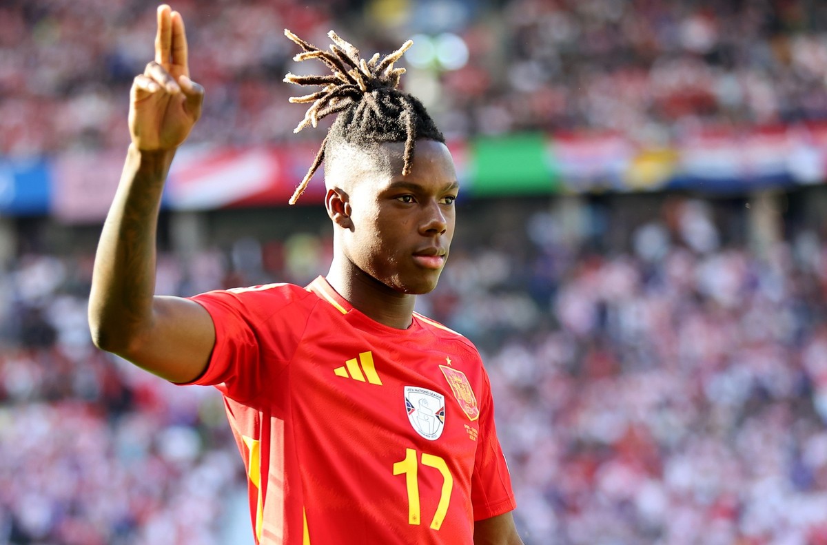 ARCHIV - 15.06.2024, Berlin: Fußball: EM, Spanien - Kroatien, Vorrunde, Gruppe B, 1. Spieltag, Olympiastadion Berlin. Spaniens Nico Williams gestikuliert. (zu dpa: «Spanische Zeitung: Bayern will Will ...