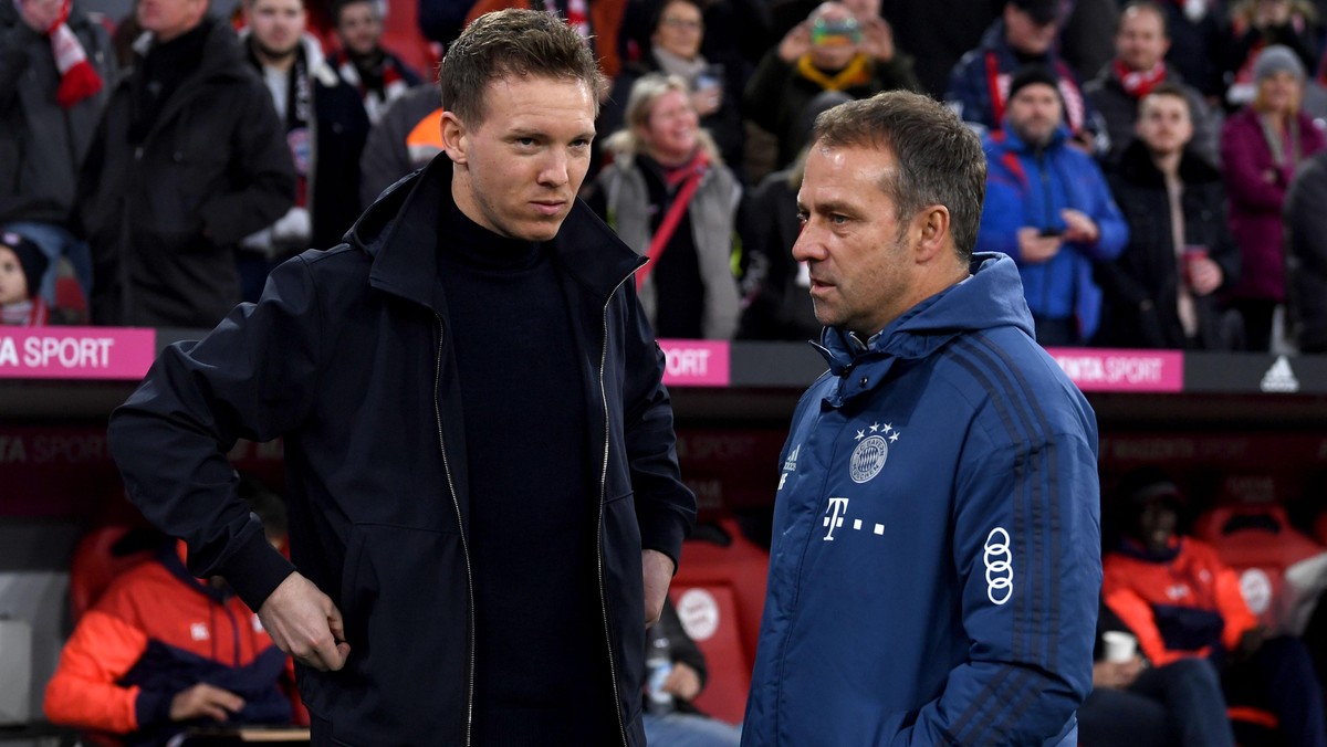 Fußball: Bundesliga, Bayern München - RB Leipzig, 21. Spieltag in der Allianz Arena. Trainer Hansi Flick (r) von München und Trainer Julian Nagelsmann von Leipzig vor dem Spiel. WICHTIGER HINWEIS: Gem ...