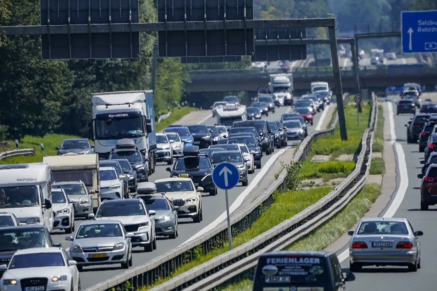 ARCHIV - 27.07.2024, Bayern, Rosenheim: Fahrzeuge stauen sich auf der Autobahn A8 bei Rosenheim in Fahrtrichtung München. Mit Beginn der Sommerferien in Bayern und Baden-Württemberg kann es nach Einsc ...