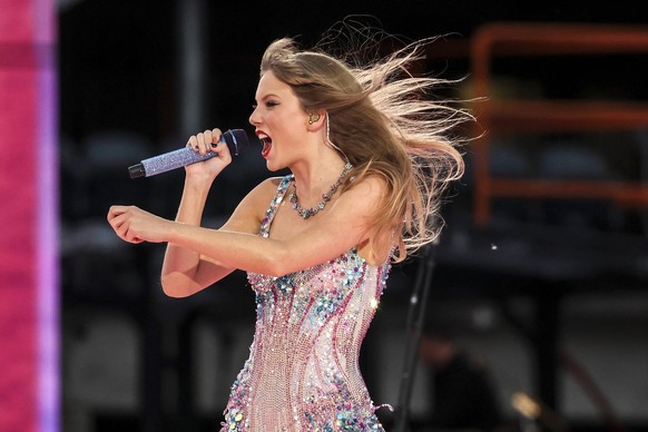 Bilder des Jahres 2023, Entertainment June 06 Entertainment Themen der Woche KW22 June 2, 2023, Chicago, IL, USA: Taylor Swift performs during opening night of the Chicago Eras Tour at Soldier Field o ...