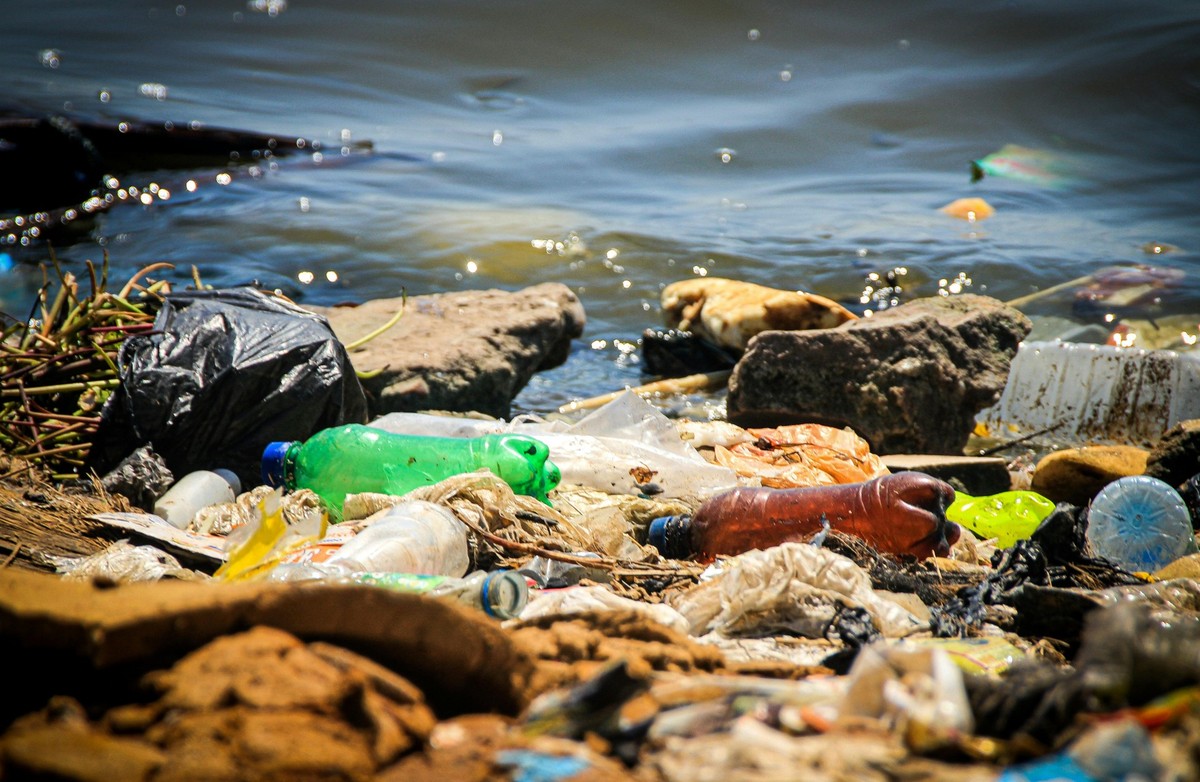 In den Meeren treibt tonnenweise Plastikmüll.