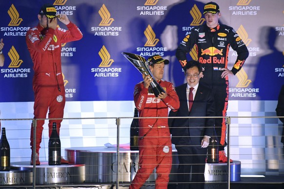 Sebastian Vettel (M.) bei seinem letzten Grand-Prix-Sieg in Singapur 2019. Hinter ihm: Verstappen (r.) und Leclerc, die derzeit um die WM-Spitze streiten. (Archivfoto)