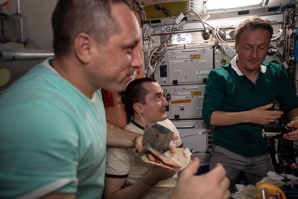 Die beiden russischen Crew-Mitglieder Anton Shkaplerov and Pyotr Dubrov werden Ende März zurückkehren. Hier essen sie mit dem deutschen ESA-Astronaut Matthias Maurer (re.) an Bord der ISS (Aufnahme vom November 2021).