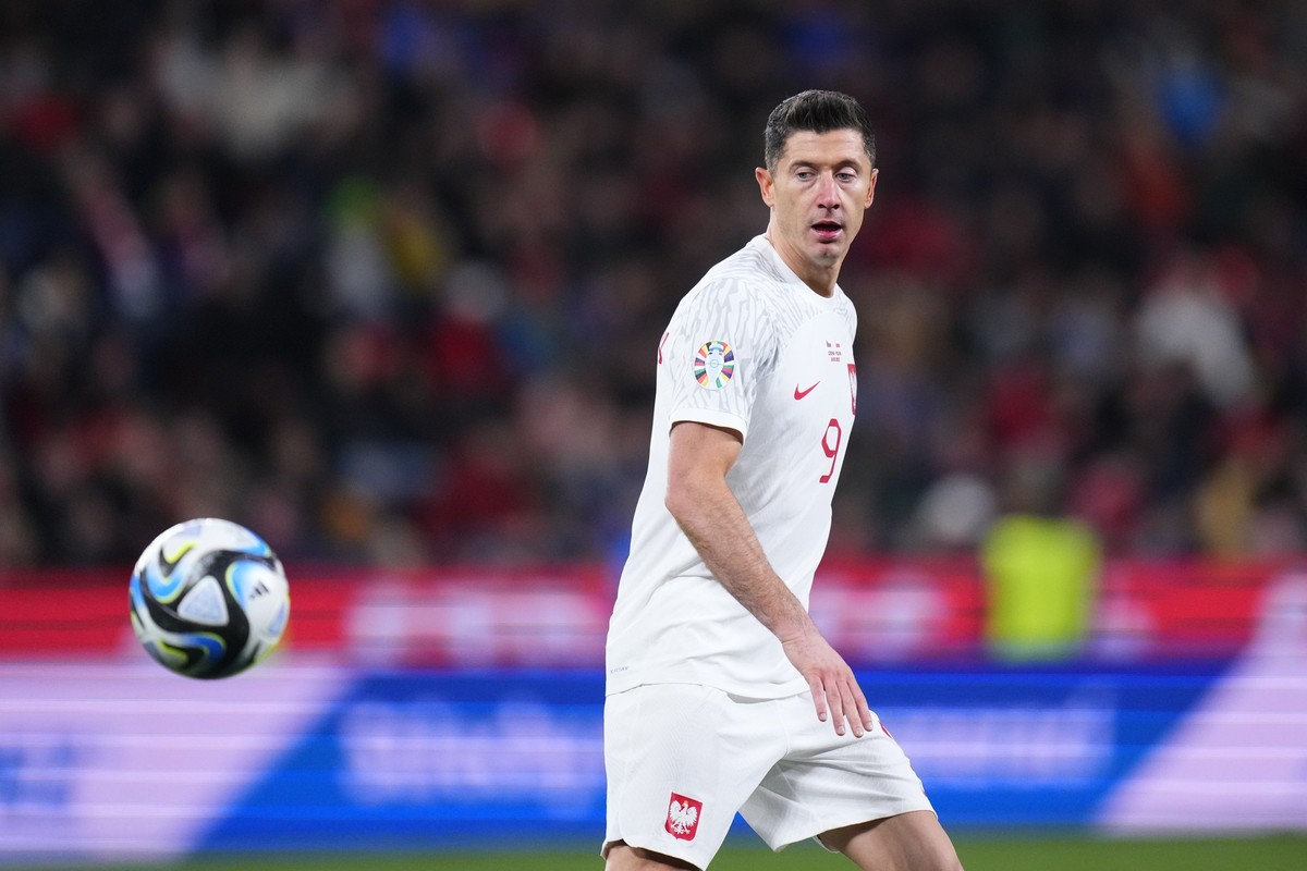 24.03.2023, Tschechien, Prag: Fußball: EM-Qualifikation, Gruppenphase, Gruppe E, 1. Spieltag. Tschechien - Polen. Der polnische Nationalspieler Robert Lewandowski sieht den Ball hinterher. Foto: Petr  ...