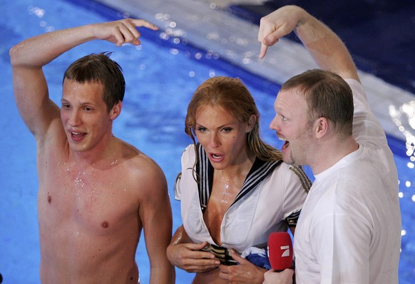 BERLIN - NOVEMBER 26: Television presenters Oliver Pocher (left) and Stefan Raab (right) point to Sonya Kraus (centre) during the Stefan Raab &#039;TV Total Turmspringen&#039; - TV Show at the swimare ...