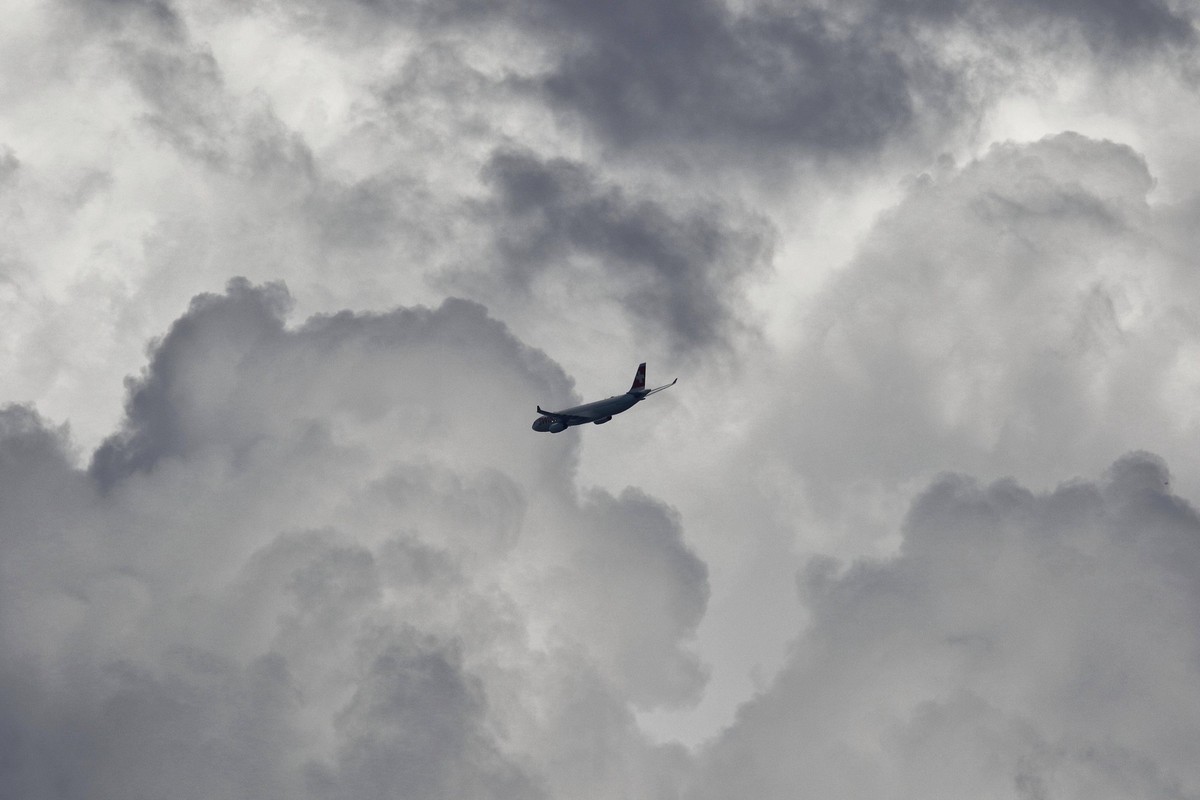 Passagierflugzeug in dramatischen Gewitterwolken, Provinz Quebec, Kanada, Nordamerika *** Passenger aircraft in Dramatic storm clouds, Province Quebec, Canada, North America Copyright: imageBROKER/Gue ...