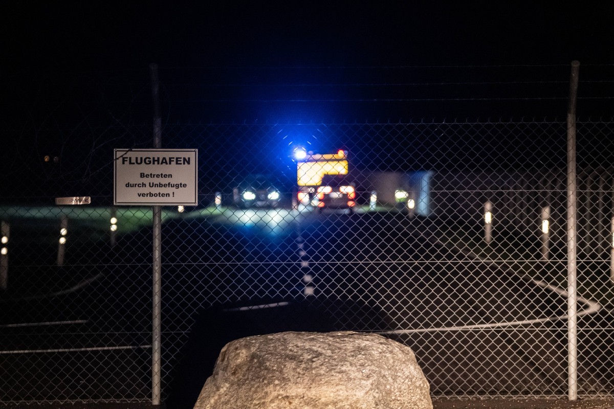 Leipzig/Halle - Nach den Blockaden der Flugh�fen K�ln und Frankfurt in der vergangenen Woche hat es in der Nacht von Mittwoch auf Donnerstag nun den Flughafen Leipzig/Halle getroffen. Mehrere Aktivist ...
