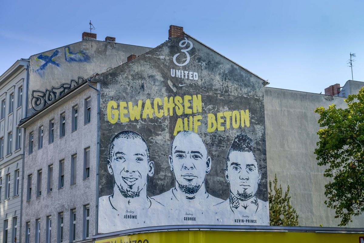 Wandbild, Brueder Boateng, Badstrasse, Pankstrasse, Gesundbrunnen, Mitte, Berlin, Deutschland *** Mural Brueder Boateng Badstrasse Pankstrasse Gesundbrunnen Mitte Berlin Germany