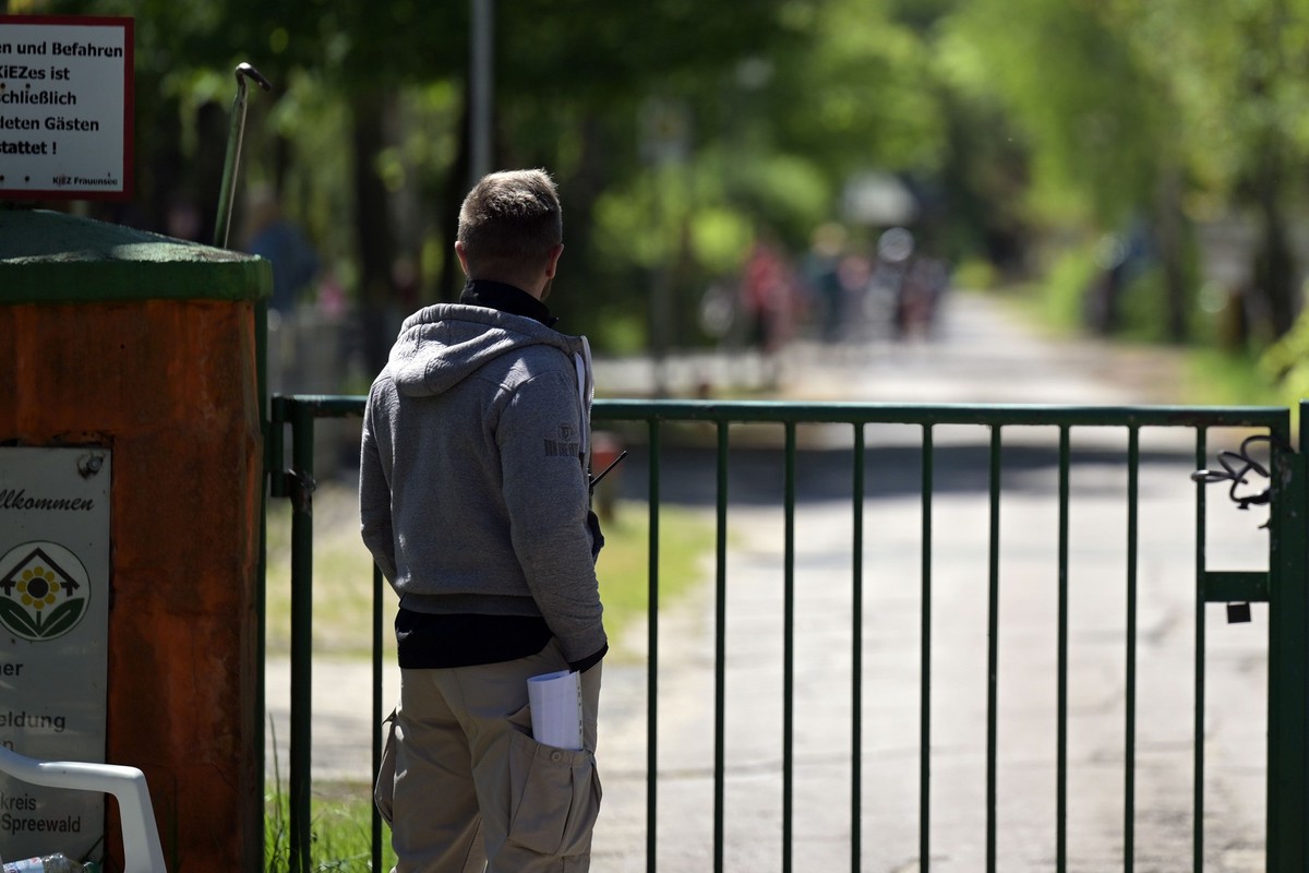 08.05.2023, Berlin: Ein Mann schaut �ber den Zaun eines Ferienlagers in Heidesee. Nach der rassistischen Beleidigungen von Berliner Sch�lerinnen und Sch�ler w�hrend eines Aufenthalts in einer Ferienan ...