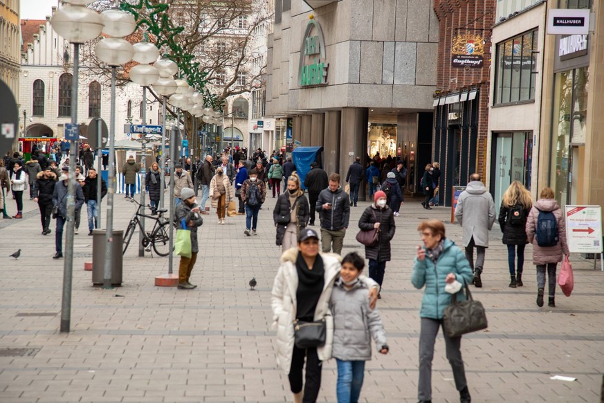 Corona und Shopping während der Adventszeit in München Galeria Karstadt Kaufhof am Marienplatz. Menschen gehen am 2.12.2021 in der Münchner Fußgängerzone einkaufen. Langsam kommt in den Geschäften und ...