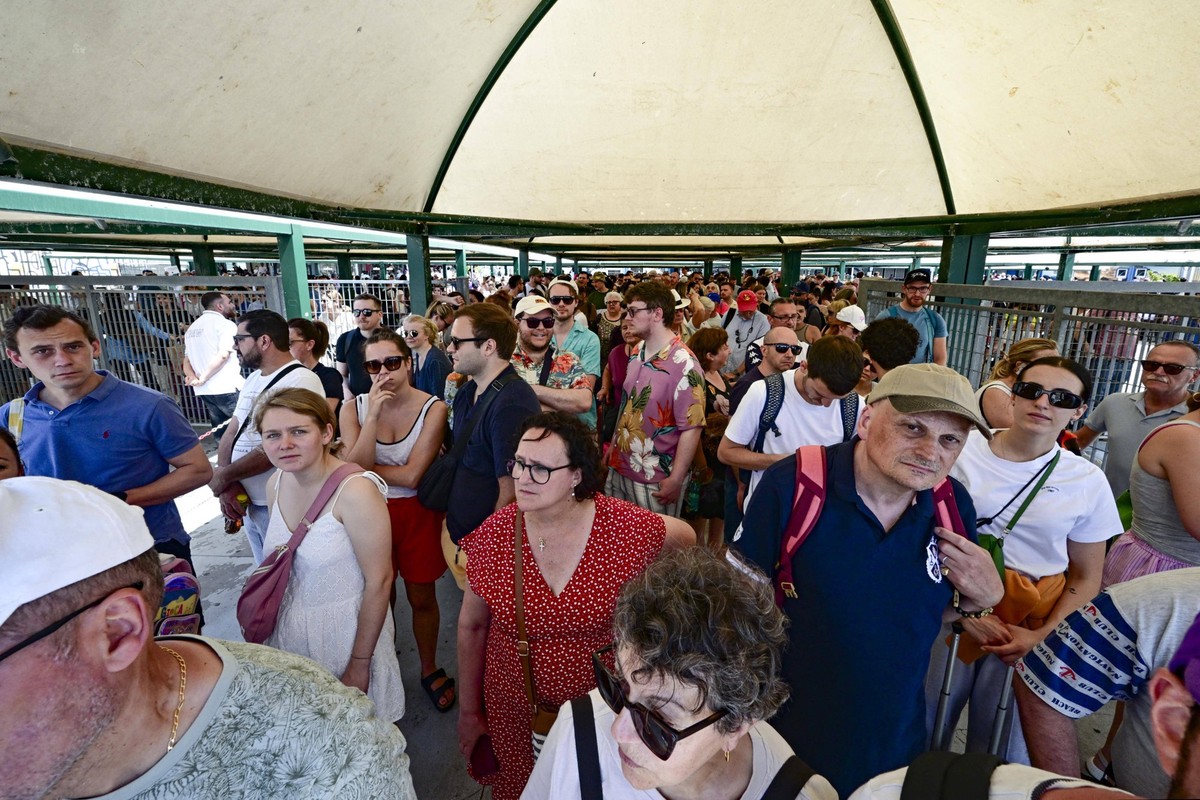 June 22, 2024, Napoli, ITALIA: Folla di turisti al Molo Beverello di Napoli dove, per la decisione del sindaco di Capri dovuta alla mancanza d acqua, e stata sospesa per i non residenti la vendita dei ...