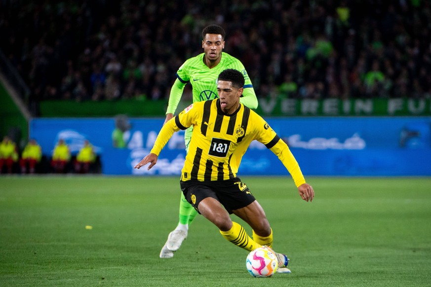 Jude Bellingham Borussia Dortmund 22 im Zweikampf mit Felix Nmecha VfL Wolfsburg 22, GER, VfL Wolfsburg vs. Borussia Dortmund, 1. Fussball Bundesliga, 14. Spieltag, Spielzeit 2022/2023, 08.11.2022 DFB ...