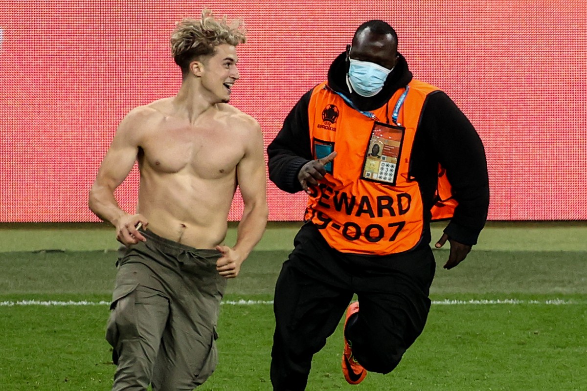 11.07.2021, Gro�britannien, London: Fu�ball: EM, Italien - England, Finalrunde, Finale im Wembley-Stadion. Ein ORdner verfolgt eine Flitzer mit freiem Oberk�rper. Foto: Christian Charisius/dpa +++ dpa ...