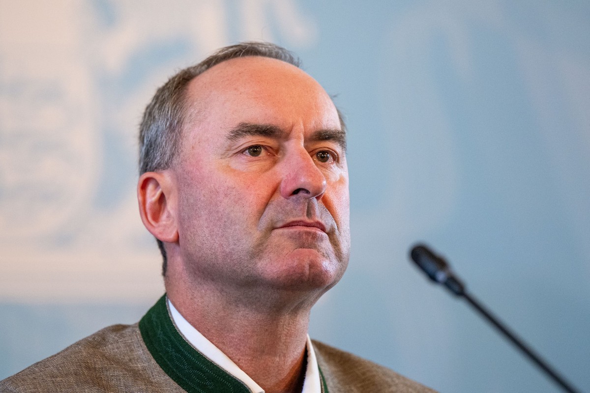 31.08.2023, Bayern, München: Hubert Aiwanger (Freie Wähler), Staatsminister für Wirtschaft, Landesentwicklung und Energie von Bayern, spricht auf einer Pressekonferenz. Bayerns Vize-Regierungschef Hub ...