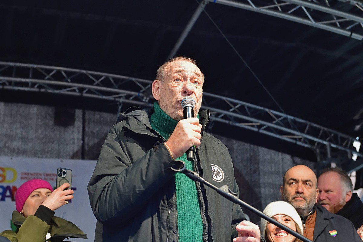 15.2.2025 Demokratiedemo Demonstration als Reaktion auf die als Dammbruch empfundene Abstimmung im Bundestag vom 29. Januar 2025, bei der die CDU mit den Stimmen der rechtsextremen AfD ihren 5 Punkte  ...