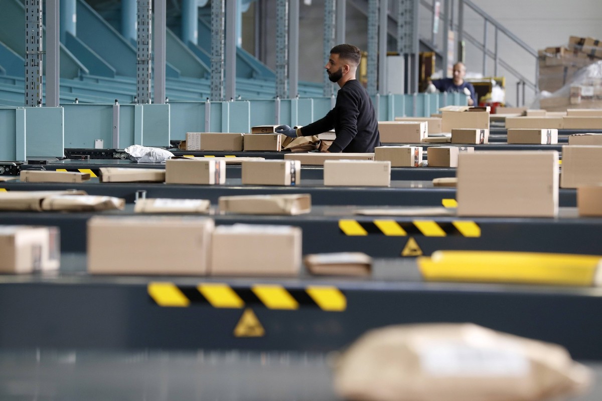 28.11.2017 Rheinberg Presserundgang im Post Sortier Zentrum von DHL das Gebaeude liegt direkt neben dem Amazon Logistikzentrum und ist mit einer Bruecke direkt verbunden . Somit werden auf kurzem Weg  ...
