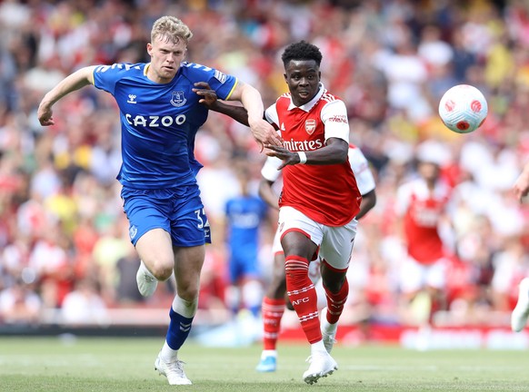 Arsenal v Everton - Premier League - Emirates Stadium. London, England, 22nd May 2022. Bukayo Saka of Arsenal and Jarrad Branthwaite of Everton challenge for the ball during the Premier League match a ...